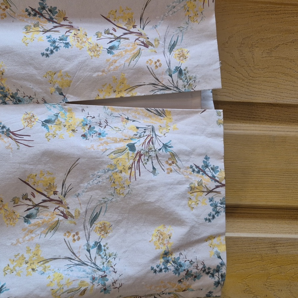 Antonio Melani Roaslie Style Pencil Skirt. Light Yellow Floral Size 2 Kick Pleat - Picture 5 of 14
